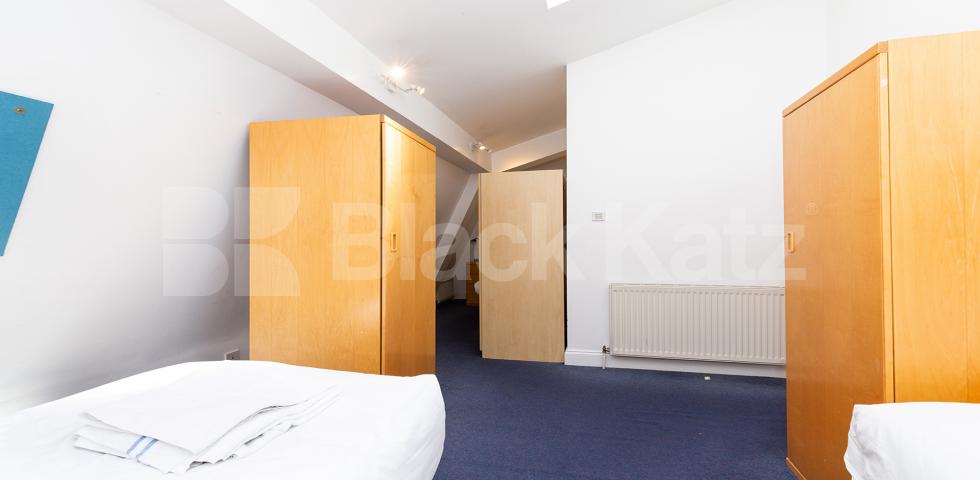 			WAREHOUSE CONVERSION, 3 Bedroom, 1 bath, 1 reception Apartment			 Crawford Passage EC1R, FARRINGDON / CLARKENWELL